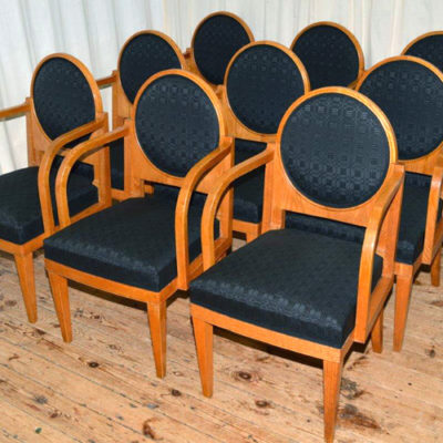 Neun rekonstruierte Polsterstühle