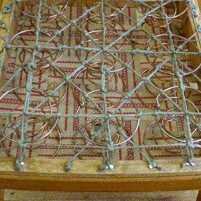 Federn der Sitzfläche handgeschnürt