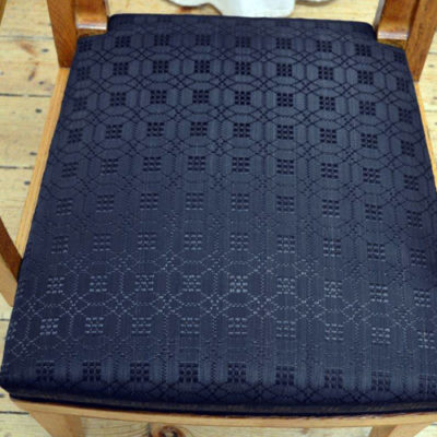 Rekonstruierte Polsterung der Sitzfläche mit Rosshaarstoff