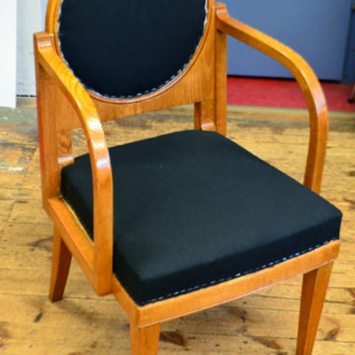 Rekonstruierte Polsterung mit Nessel bezogen