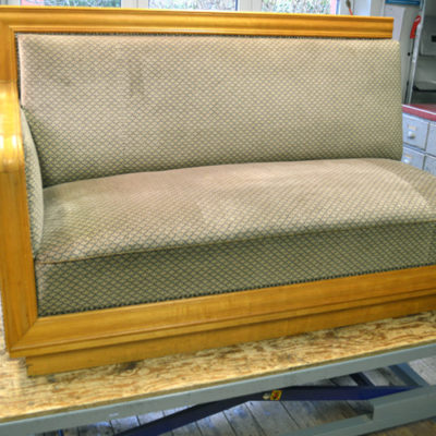 Sofa vor der Restaurierung mit Bezug aus den 80ziger Jahren Rekonstruktion der Polsterung des "Peter Behrens" Sofa´s