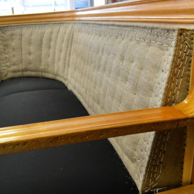 fertige Facon der Rückenlehne mit aufgelegter Pikierung aus Rosshaar auf einem Teil Rekonstruktion der Polsterung des "Peter Behrens" Sofa´s