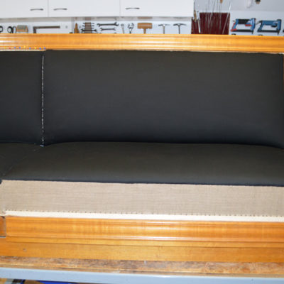 mit schwarzem Nessel bezogene Pikierung in Sitz und Lehne Rekonstruktion der Polsterung des "Peter Behrens" Sofa´s