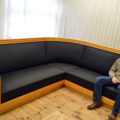 fertig rekonstruierte Polsterung mit Bezug aus rekonstruiertem Rosshaarstoff Rekonstruktion der Polsterung des "Peter Behrens" Sofa´s