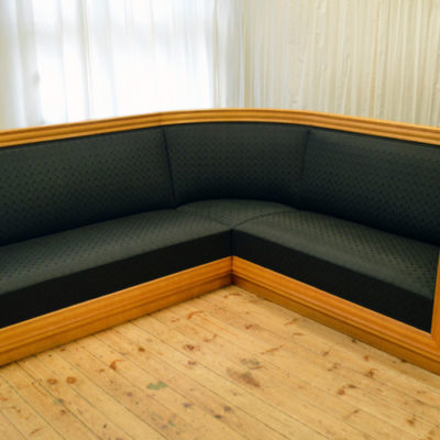 fertig rekonstruierte Polsterung mit Bezug aus rekonstruiertem Rosshaarstoff Rekonstruktion der Polsterung des "Peter Behrens" Sofa´s