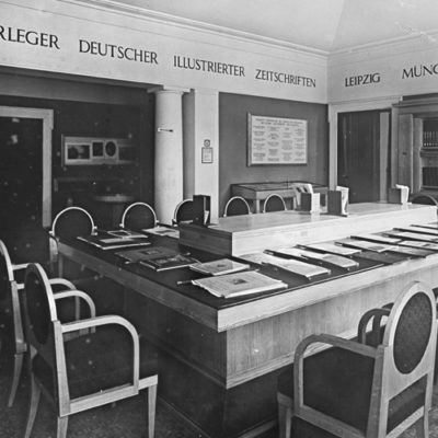 original Fotos der Weltausstellung von 1911 in Brüssel mit Ecksofa und kompletter Einrichtung des Deutschen Pavillons Deutscher Pavillon Weltausstellung von 1911 in Brüssel