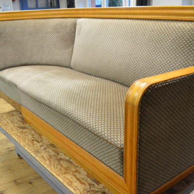 Sofa vor der Restaurierung mit Bezug aus den 80ziger Jahren Rekonstruktion der Polsterung des "Peter Behrens" Sofa´s