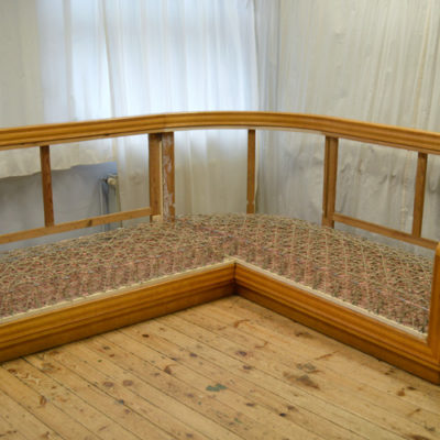 fertige Schnürung im Sitz Rekonstruktion der Polsterung des "Peter Behrens" Sofa´s