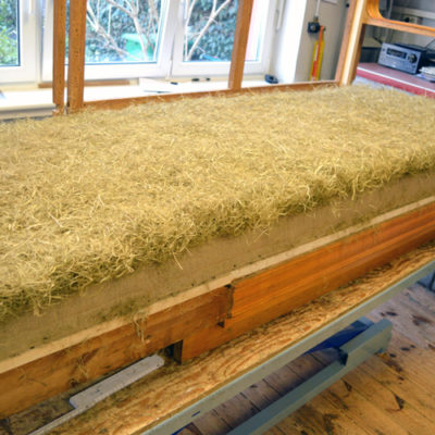 Palmfasern im Sitz aufgelegt Rekonstruktion der Polsterung des "Peter Behrens" Sofa´s