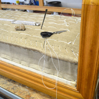 Facon im Sitz während des garnierens Rekonstruktion der Polsterung des "Peter Behrens" Sofa´s