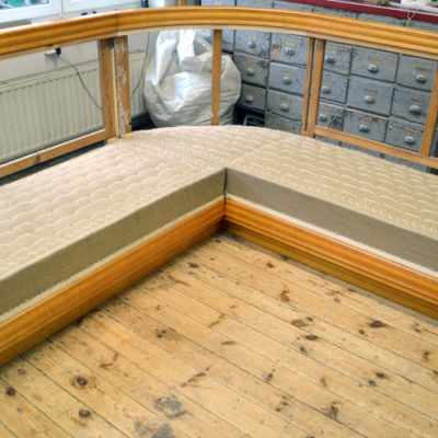 fertige Facon im Sitz Rekonstruktion der Polsterung des "Peter Behrens" Sofa´s