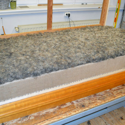 aufgelegte Pikierung in Rosshaar im Sitz Rekonstruktion der Polsterung des "Peter Behrens" Sofa´s