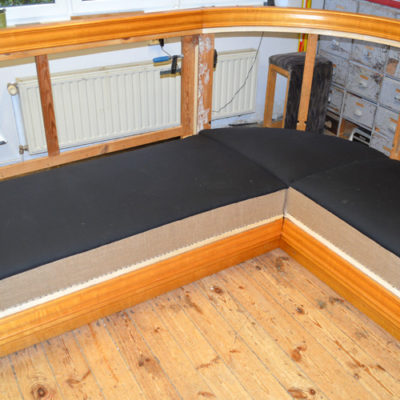 mit schwarzem Nessel bezogene Pikierung Rekonstruktion der Polsterung des "Peter Behrens" Sofa´s