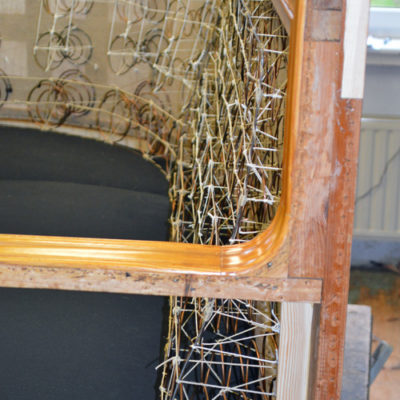 fertige Schnürung der Rückenlehne Rekonstruktion der Polsterung des "Peter Behrens" Sofa´s