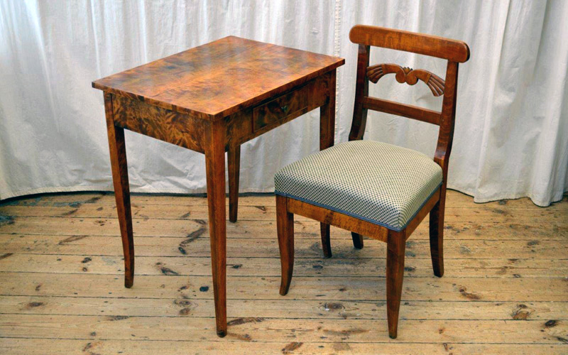 Biedermeierstuhl mit Tisch 1830