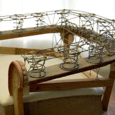 Restaurierung Chesterfield Sessel Seitenteile und Rückenlehne fertig geschnürt