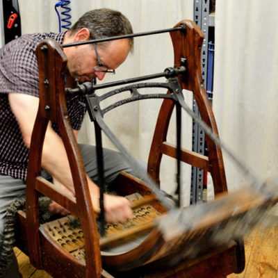 Kämmen von Rosshaar für Polsterung